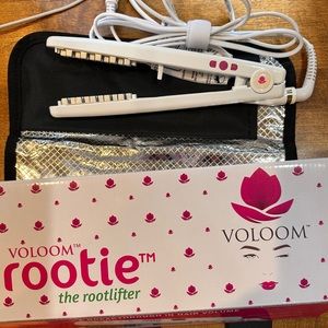 Voloom Rootie 3/4” Ceramic Hair Iron adds volume to fine or thin hair.